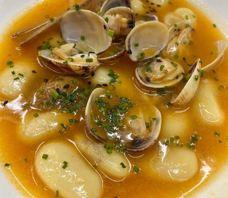 Guiso de Fabes con Almejas y Navajas a plancha