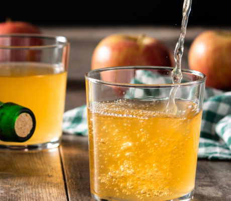 Cóctel de Sidra, Maracuyá y Licor 43