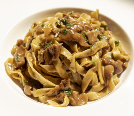 Tallarines de Sepia con Foie a la plancha y Salsa de Ostras al Regalíz