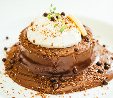 Pastel de Cacao con Praliné rápido de Sésamo, Crema de Queso y Limón con Chocolate blanco