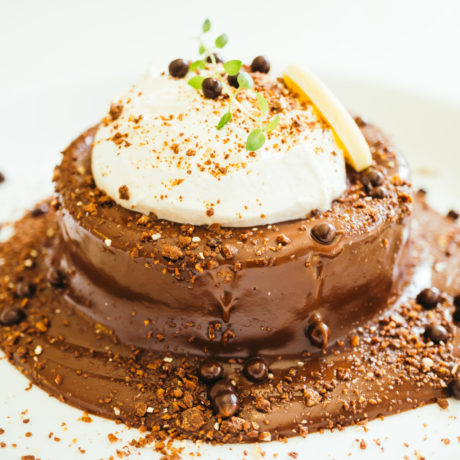 Pastel de Cacao con Praliné rápido de Sésamo, Crema de Queso y Limón con Chocolate blanco