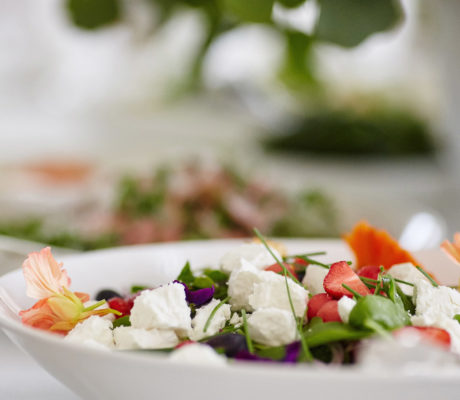 Ensalada de Brotes, Flores y Frutas con Vinagreta de Té Hisbiscus
