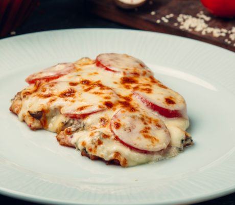 Pollo Gratinado con Champiñones y Tomates