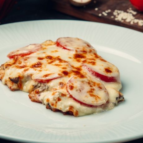 Pollo Gratinado con Champiñones y Tomates