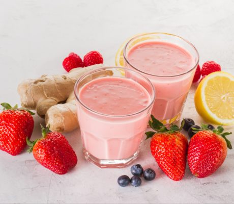 Batido de Fresas con Arándanos y Jenjibre