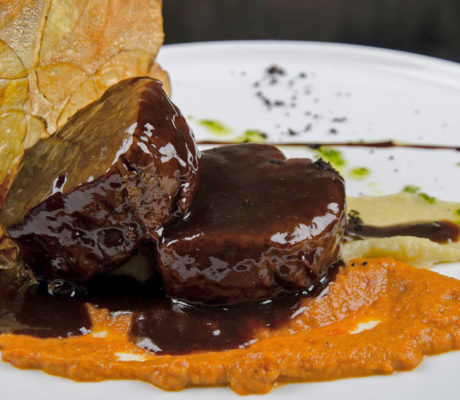 Solomillo de Corzo al Oporto con Romescu de Zanahoria y Puré de Patata infusionado