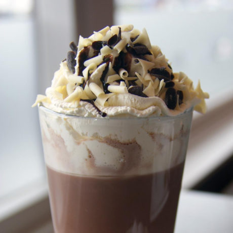 Copa de Ferrero Rocher y Crema de Palomitas de Maíz con Caramelo