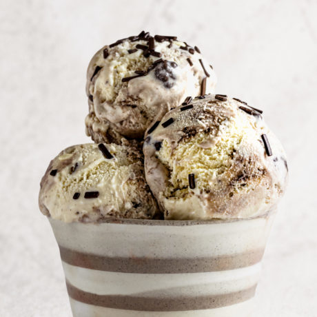 Helado de Chocolate Blanco con Cookies y Huesitos