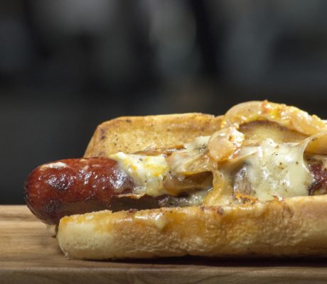 Perrito Caliente con Crema de Champiñones, Cebollas y Puerro