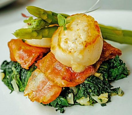Vieiras con Bacon, Trigueros y Espinacas al Ajillo con Piñones y Pasas