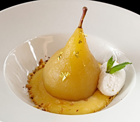 Pera al Vino blanco rellena con su Compota y Cremoso de Queso.