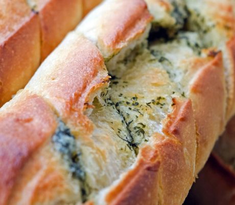 Pan Baguette a la Mantequilla de Ajo y Perejil