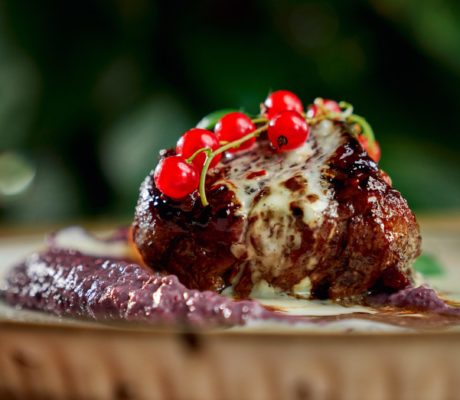 Albóndiga rellena y puré de Patata con Arándanos