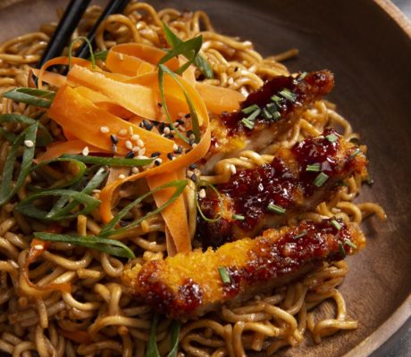 Noodles Salteados con Chuleta Panko Tonkatsu