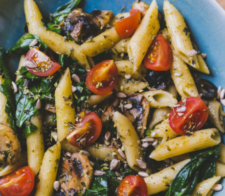 Ensalada de Pasta con Champiñones, Espinacas y Rúcula al ajillo