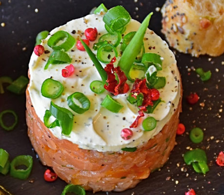 Tartar de Salmón y Aguacate Ahumado con Mayonesa Encurtida