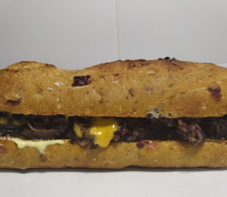 Bocadillo de Pan de Pistacho y Pasas con Morcilla de Arroz, Cebolla frita, Caramelizada y Salsa de Mango al Curry