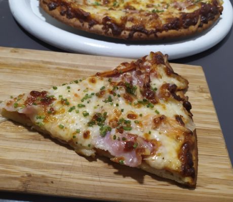 Pizza de Salmón Ahumado, Bacon y Cuatro Quesos