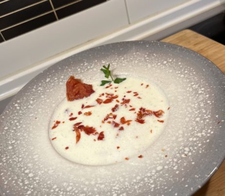 Sopa de Melón con Crujiente de Jamón.