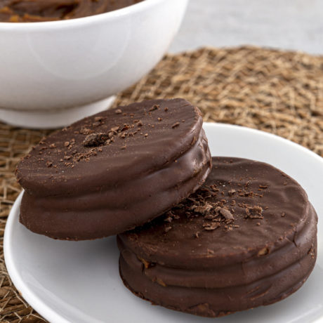 Cookies de Oreo con Tres Chocolates rellenas y bañadas