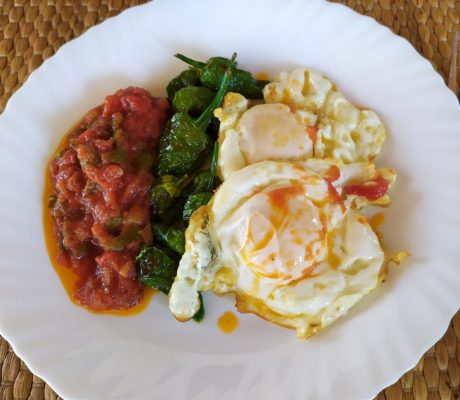 Huevos fritos con Pimientos de Padrón y Pisto