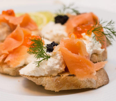 Tapa de Salmón Ahumado y Queso Crema con Requesón