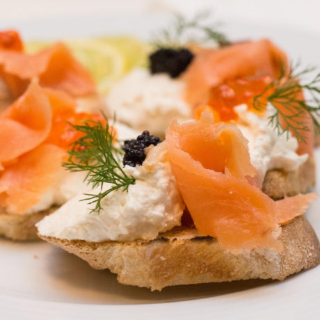 Tapa de Salmón Ahumado y Queso Crema con Requesón