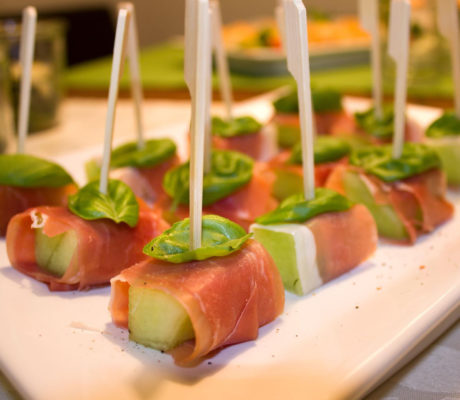 Brochetas de Melón con Jamón y Vinagreta de Albahaca