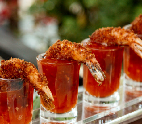 Langostinos empanados con salsa de Chile dulce al Tequila en Chupito
