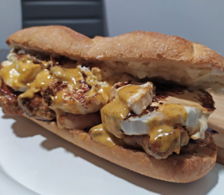 Bocadillo de Pollo al Curry con Queso a la Plancha y Ali-oli
