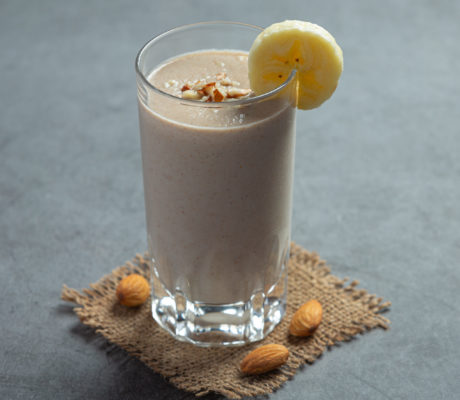 Cocktail batido de Almendras, Plátano y Vainilla con Crema de Whisky