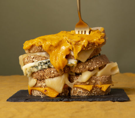 Milhoja de Pan al Ajillo y Quesos