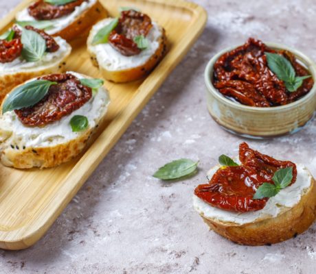Bruschetta de Crema de Quesos y Tomate seco en Aceite de oliva con Albahaca
