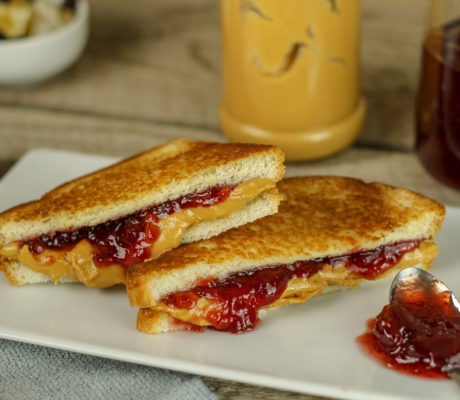 Sandwich de Crema de Cacahuete con Praliné de Frutos secos y Mermelada de Frutos rojos