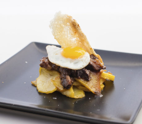 Costilla Deshuesada Encebollada con cama de Patatas al ajillo y Vinagreta de Trufa blanca