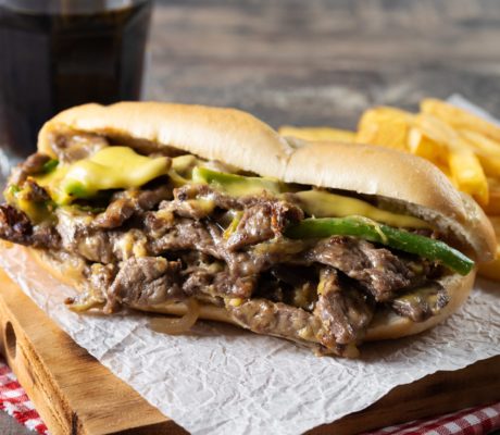 Bocadillo de Ternera con Pimientos, Cebolla, Queso y Salsa de Yogur Ron Coco