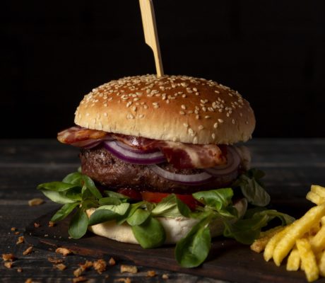 Hamburguesa de Ternera, Olivada trufada y Panceta ahumada con miel