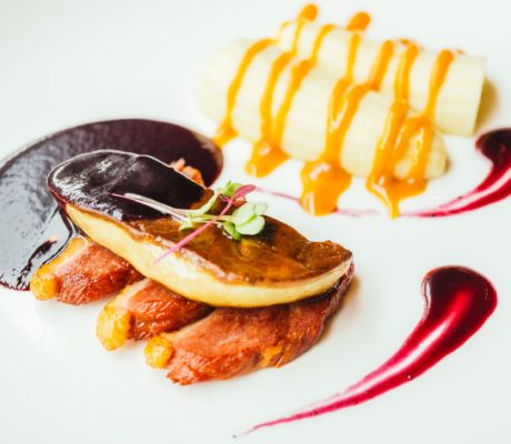 Magret de Pato con Foie y reducción de Oporto con Frambuesas