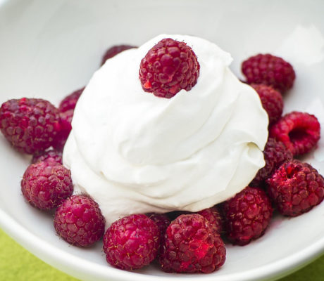 Crema de Queso con Yogur de Coco y Frambuesas