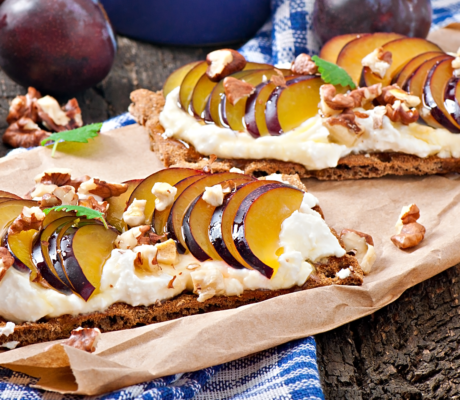 Tosta de Centeno con Crema de Quesos y Ciruelas