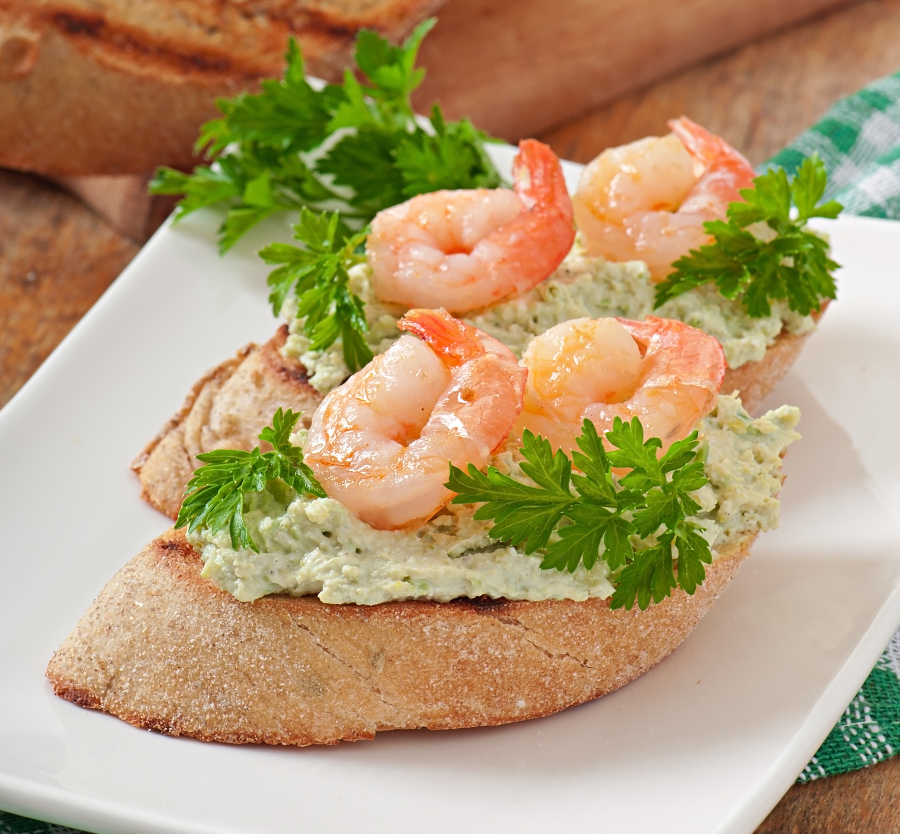 Bruschetta de Queso Crema al Wasabi con Gambas aliñadas