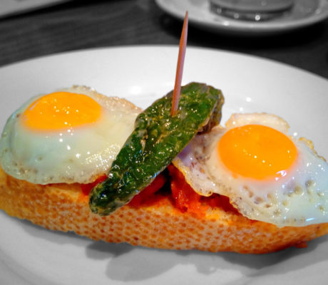 Tosta de Huevos de Codorníz Fritos, con Pisto de Chorizo a la Sidra y su Pimiento de Padrón