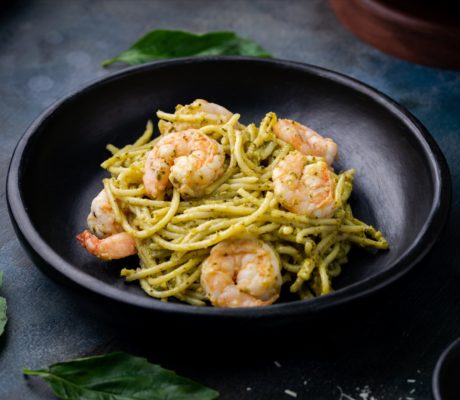 Espaguetis al Pesto y Langostinos al Ajillo