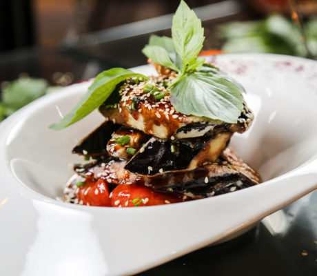 Berenjena a la Parmesana con Pasas, Crema de Módena al PX y Soja