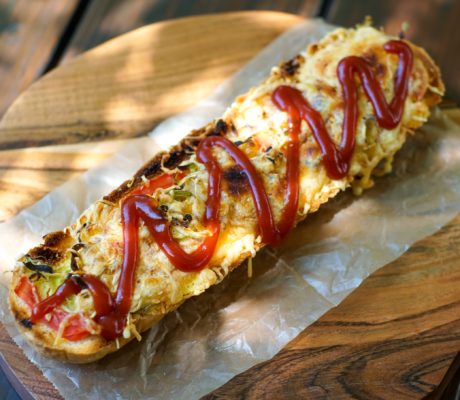 Panini Tres Quesos con Verduritas y Ketchup de Frutos Rojos al Curry