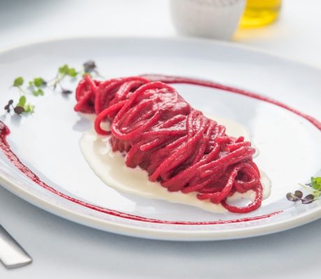 Spaguetti en jugo de Remolacha, Granada y Frambuesas con Salsa Crema ligera