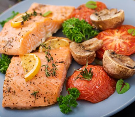 Salmón con Tomate y Champiñones asados en Aceite Hierbas al Limón