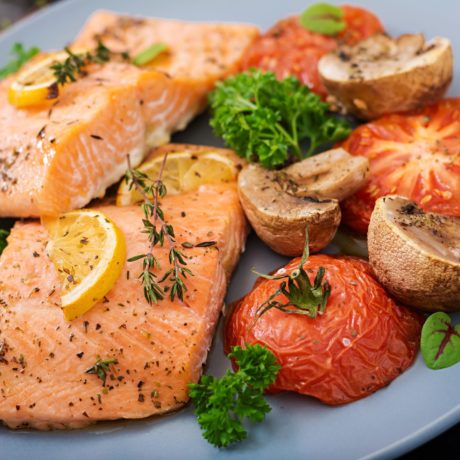 Salmón con Tomate y Champiñones asados en Aceite Hierbas al Limón