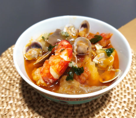 Guiso de Patatas con Gambones, Setas y Chirlas