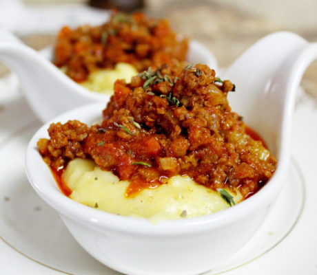 Tapa de Crema de Polenta con Carne en Salsa